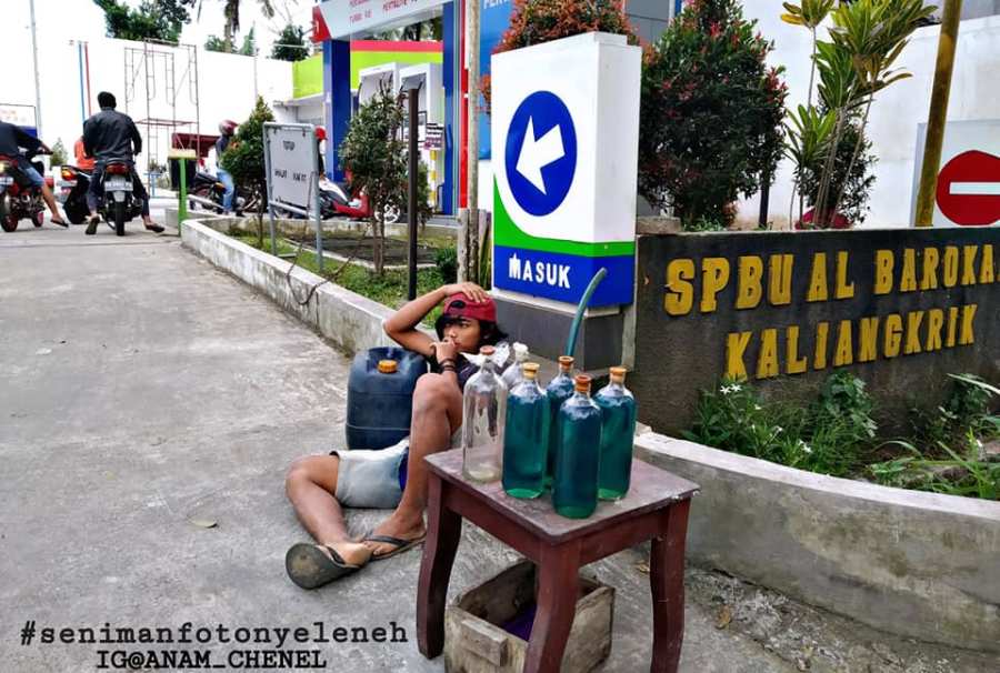 Duduk Santai di Pelataran Hingga Tiduran Pria Ini Nekat Jualan Bensin Eceran Dekat SPBU