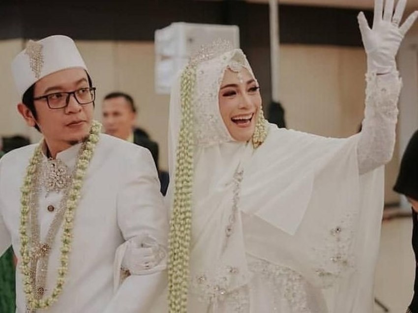Menikah Usia 44 Tahun Inka Christie Bulan Madu di Kota Kembang