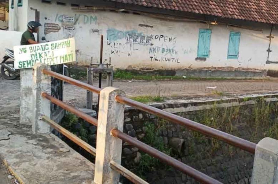 Sadis Orang yang Buang Sampah ke Sungai Ental Sewu Didoakan Cepat Mampus