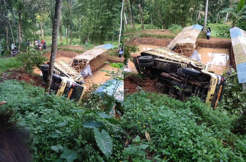 Tak Kuat Menanjak Truk Pengangkut Genteng Terperosok ke Jurang di Langkap Haji