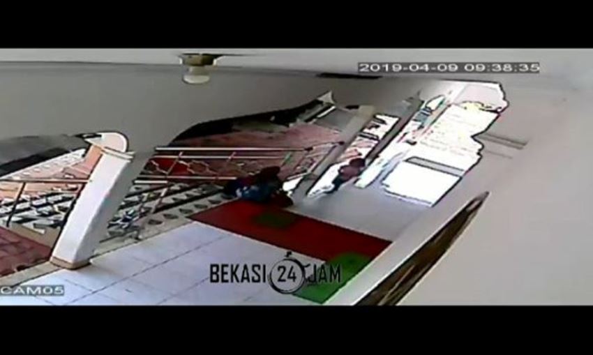 Viral Video Detik-Detik Nenek Berkerudung Merah Culik Balita di Bekasi Viral Video Detik Detik Nenek Berkerudung Merah Culik Balita di Bekasi