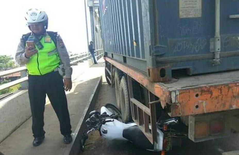 Banjir Pujian Aksi Heroik Ipda Tatang Rosadi Jadikan Motornya Tumbal Tronton yang Tak Kuat Nanjak Viral