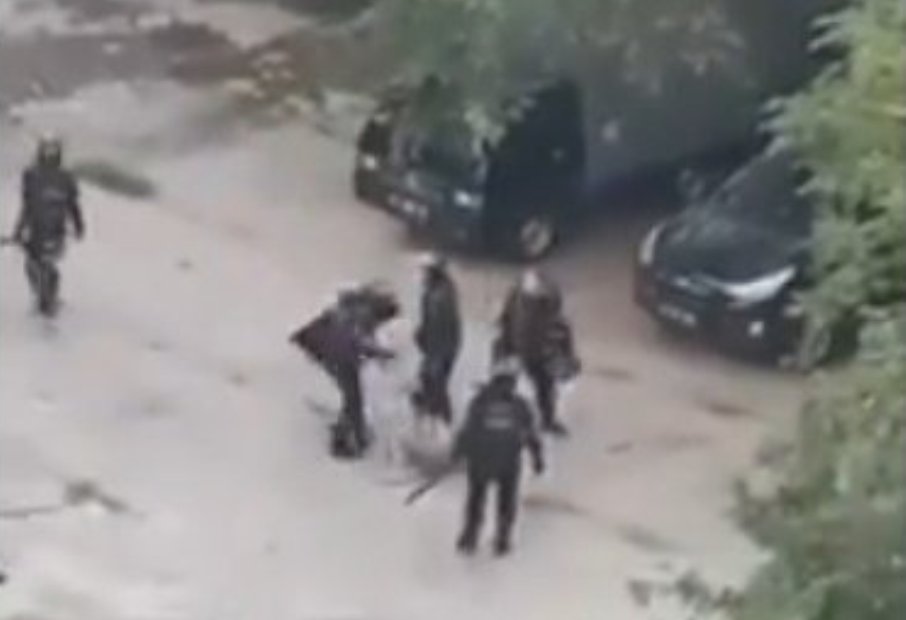 Beredar Video Perusuh Dianiaya Brimob di Halaman Masjid Bukan Harun Rasyid tapi Pria Ini