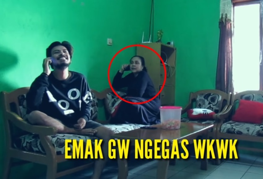 Buat Prank Teleponan Alay Sama Pacar, Reaksi Ibu Cowok ini Kocak Abis Buat Prank Teleponan Alay Sama Pacar Reaksi Ibu Cowok ini Kocak Abis