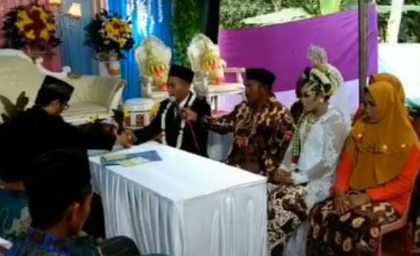 Bukan Sekedar Perhiasan Emas dan Alat Salat, Mas Kawin yang Diberikan Pria ini Bikin Melongo Bukan Sekedar Perhiasan Emas dan Alat Salat Mas Kawin yang Diberikan Pria ini Bikin Melongo