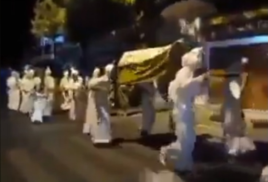 Cara Membangunkan Sahur Ini Benar Benar Horor Pakai Kostum Pocong dan Bawa Keranda Mayat