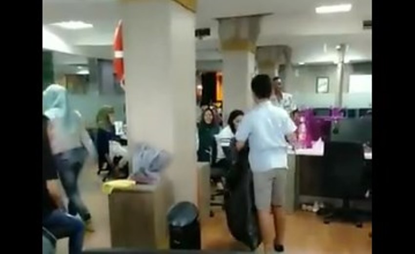 Demi dapat Uang, Anak ini Bersihkan Sampah hingga Ngepel di Kantor Sang Ayah, Videonya Viral Demi dapat Uang Anak ini Bersihkan Sampah hingga Ngepel di Kantor Sang Ayah Videonya Viral