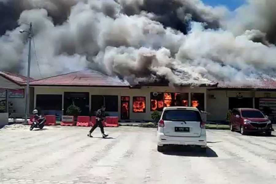 Diduga karena Korsleting Listrik Polres Lampung Selatan Terbakar