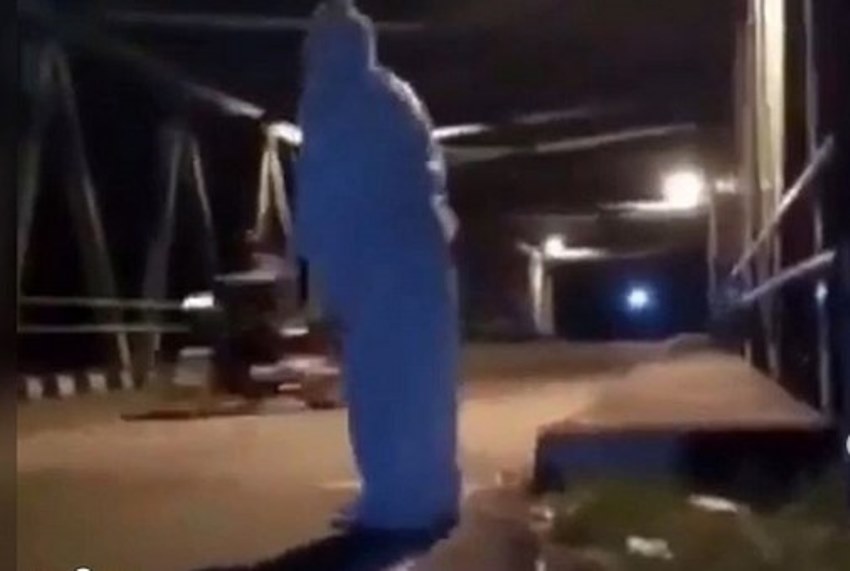 Ditakut-Takuti Pocong, Cowok ini Reflek Panjat Tiang Jembatan Ditakut Takuti Pocong Cowok ini Reflek Panjat Tiang Jembatan