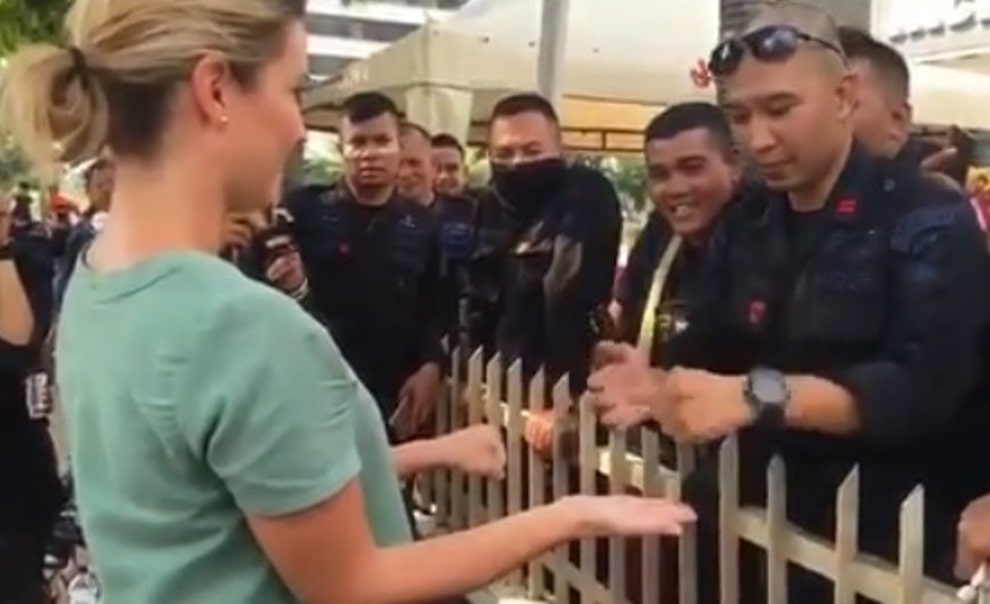 Lakukan Trik Sulap ke Bule Saat Demo 22 Mei Aksi Polisi Ini Viral