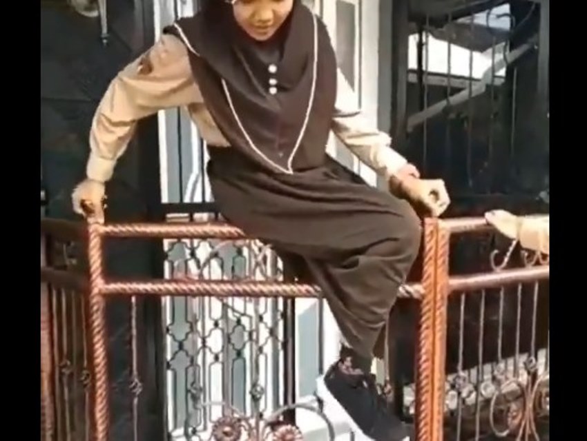 Lompati Pagar, Siswi Berseragam Pramuka ini Alami Hal Tak Terduga, Mau Ngakak Takut Dosa! Lompati Pagar Siswi Berseragam Pramuka ini Alami Hal Tak Terduga Mau Ngakak Takut Dosa