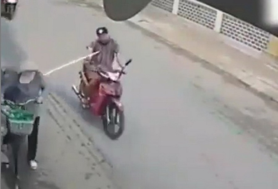 Pipa yang Dibawanya Mendadak Halangi Jalan Emak Emak Ini Bikin Pengendara Motor Nyuksruk