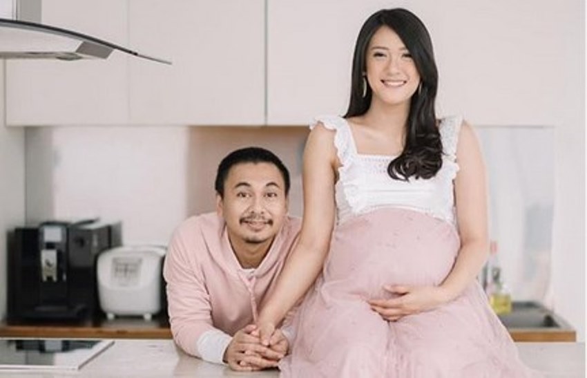 Selamat Istri Raditya Dika Lahirkan Anak Pertamanya Berjenis Kelamin Perempuan