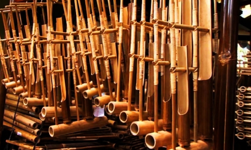 Serem, Angklung untuk Sahur Keliling ini Bunyi Sendiri, Setan Jaman Sekarang Talented! Serem Angklung untuk Sahur Keliling ini Bunyi Sendiri Setan Jaman Sekarang Talented