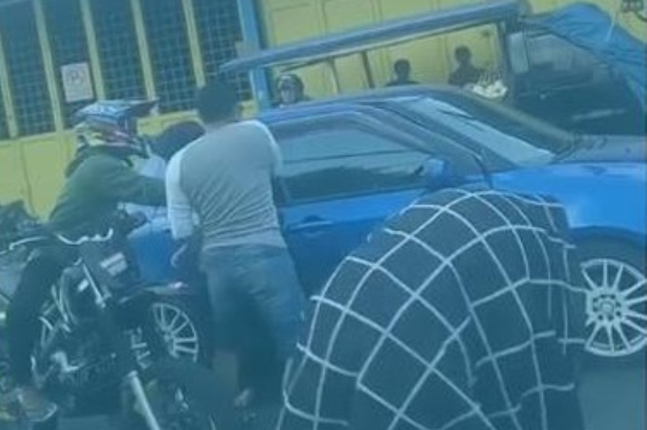 Tak Terima di Klakson Padahal Parkir Sembarangan Pria Ini Terekam Kamera Tampar Perempuan