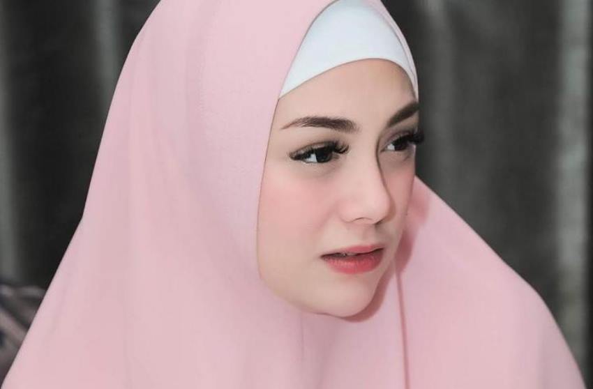 Tampil Mengenakan Hijab Syari Celine Evangelista Akui Cinta Islam
