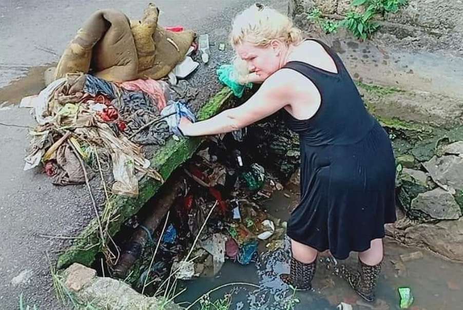 Viral Bule Bersihkan Selokan Penuh Sampah Jangan Ganggu Budaya Kami yang Suka Buang Sampah Sembarangan