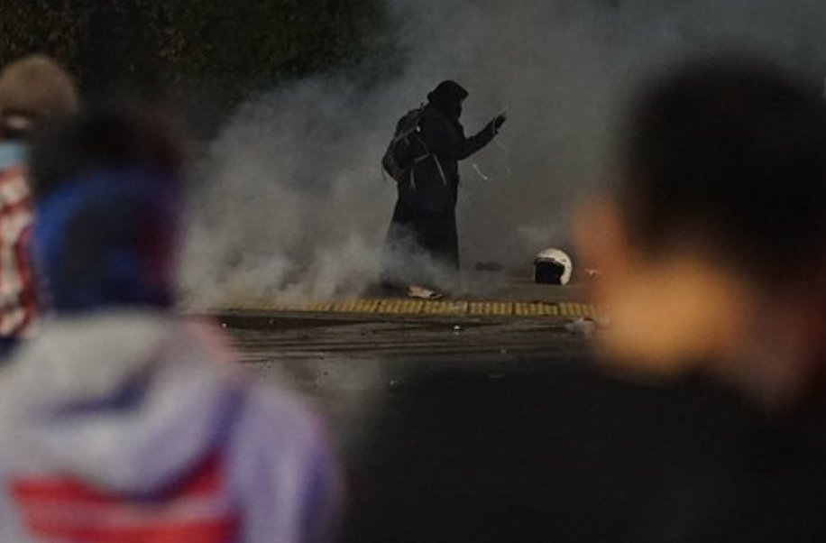 Wanita Bercadar Bawa Ransel Saat Demo 22 Mei Bikin Ketar Ketir Petugas Bomber