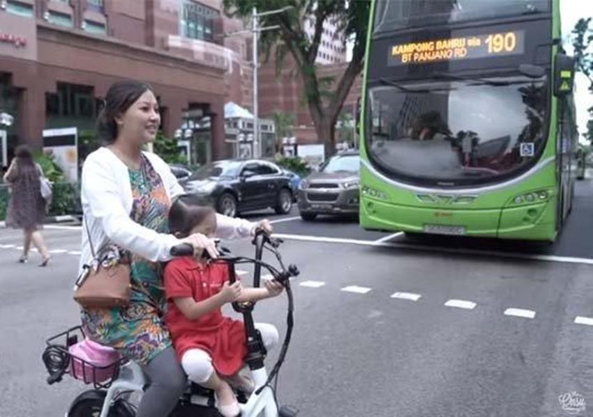 Antar Putrinya Sekolah dengan Menaiki Sepeda dan Kenakan Baju Daster Sarwendah buat Netter Salut