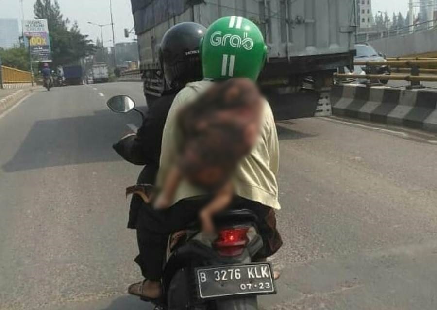 Kasihan Bayi Digendong di Punggung Saat Ibu Naik Motor Kakinya Ngampleh Ngampleh