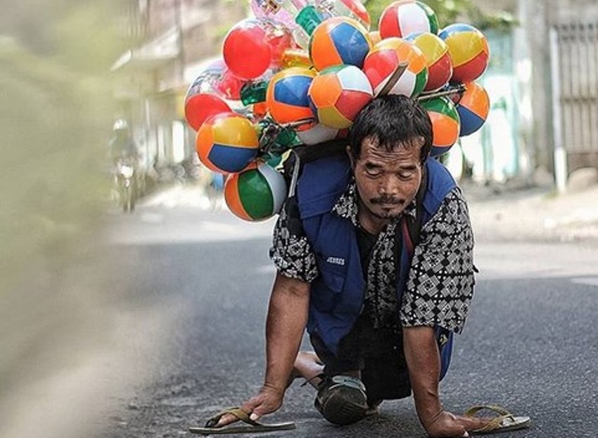 Kondisi Fisiknya Tak Sempurna Perjuangan Pak Setu Jualan Balon untuk Hidupi Kelima Anaknya Mengharukan