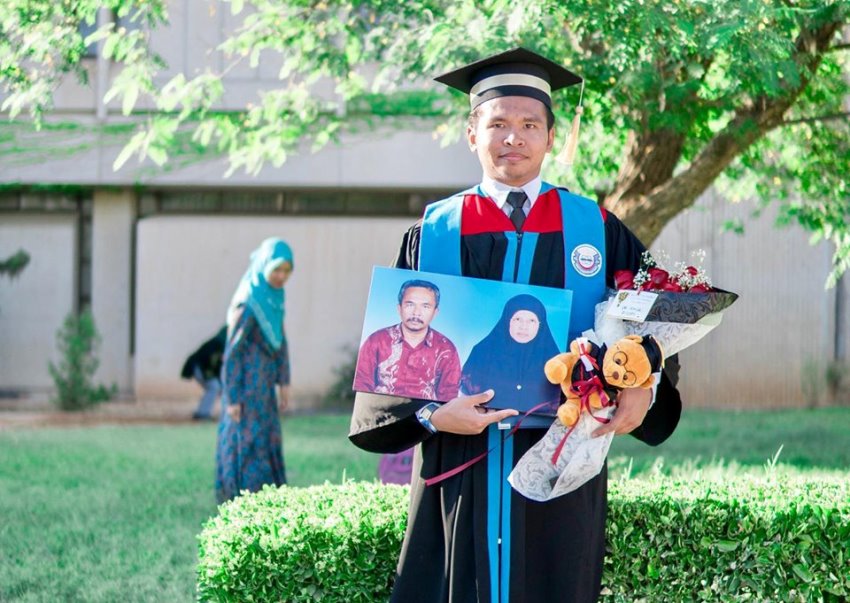 Orangtuanya Sudah Meninggal Pria ini Bawa Foto Kedunya saat Wisuda