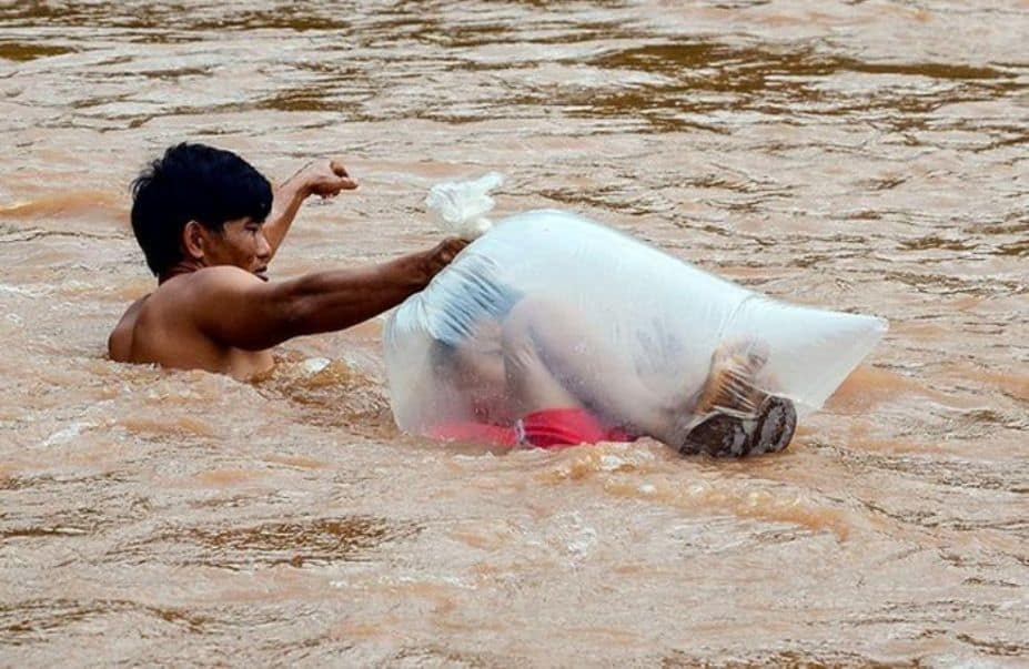 Potret Perjuangan Anak Anak Demi Sekolah Masuk ke dalam Kantong Plastik Saat Seberangi Sungai Berarus Deras