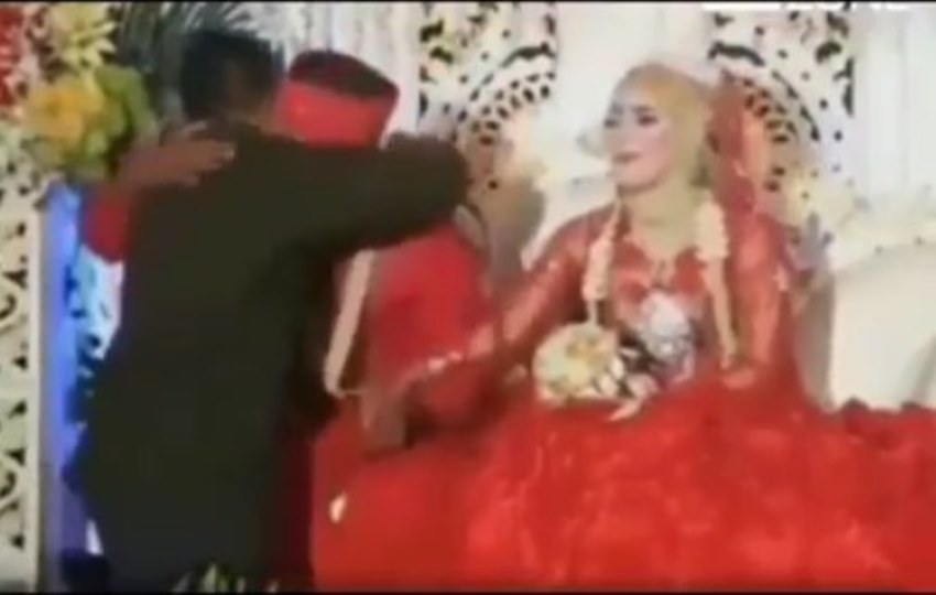 Sumbang Lagu Dinikahan Mantan, Cowok ini Nangis Peluk Mempelai Pria Sumbang Lagu Dinikahan Mantan Cowok ini Nangis Peluk Mempelai Pria