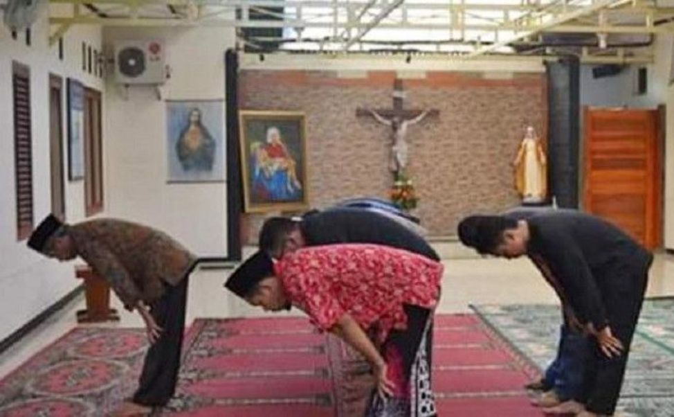 Viral Foto Warga Muslim Shalat di Gereja dengan Latar Yesus Saya Ingin Tunjukkan Islam adalah Ramatan lil Alamin