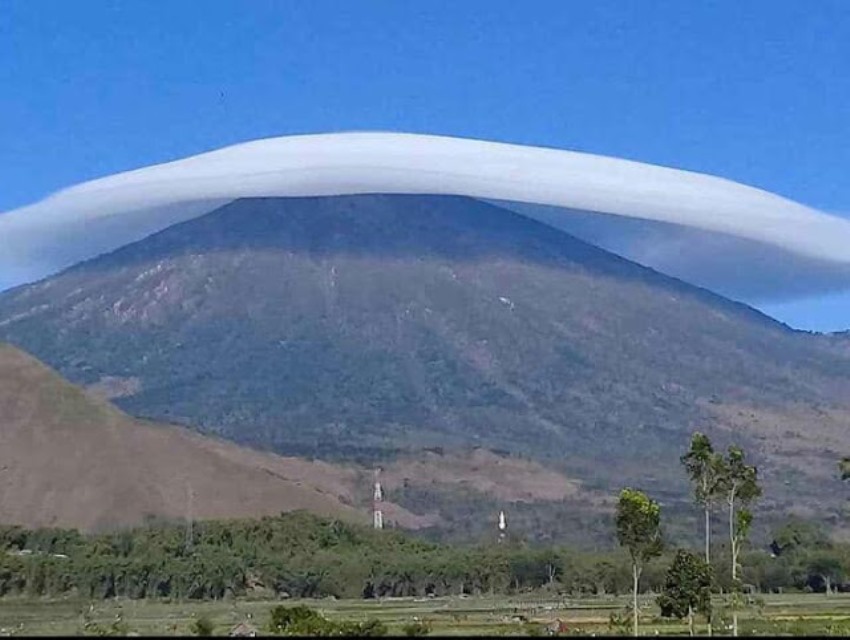 Berbentuk Sempurna Fenomena Topi Awan Gunung Rinjani jadi Ajang Selfie