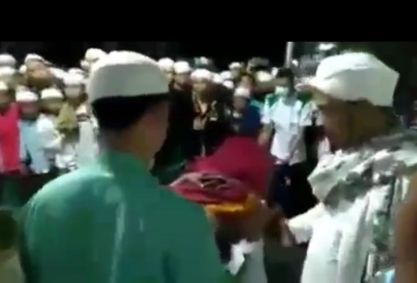 Beredar Video Pria Pura-Pura Mati di Madura, Warga Dibuat Heboh Beredar Video Pria Pura Pura Mati di Madura Warga Dibuat Heboh