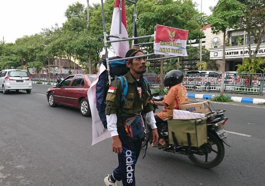 Diperkirakan Sampai dalam Satu Bulan Pria Jalan Mundur dari Tulungagung ke Jakarta Sambut HUT RI