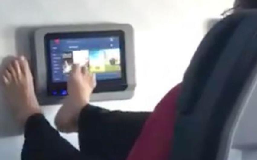 Gunakan Kaki untuk Memindah Chanel TV di Pesawat, Aksi Pria ini Tuai Kecaman Gunakan Kaki untuk Memindah Chanel TV di Pesawat Aksi Pria ini Tuai Kecaman