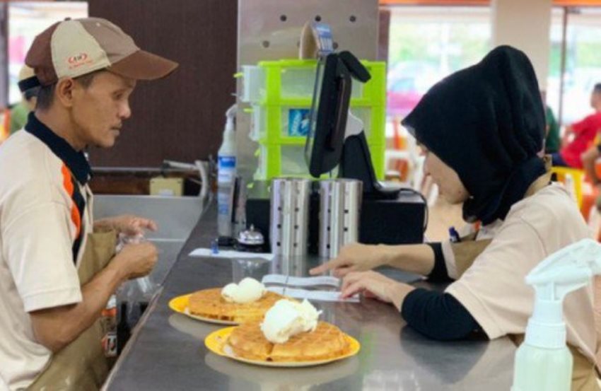 Pekerjakan Pegawai Disabilitas Restoran Makanan Cepat Saji ini Tuai Pujian