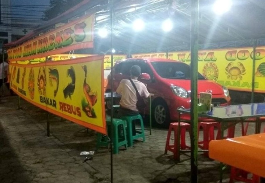 Sempat Disangka Hilang Saat Dikejar Leasing Viral Mobil Parkir di dalam Warung Pecel Lele