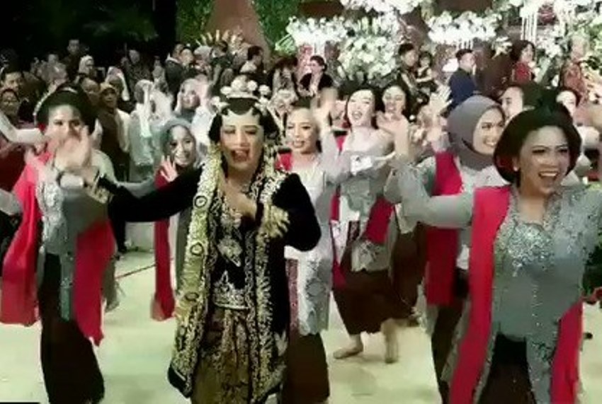 Turun dari Pelaminan, Pengantin Wanita ini Asyik Ikut Zumba Bareng Tamu Undangan Turun dari Pelaminan Pengantin Wanita ini Asyik Ikut Zumba Bareng Tamu Undangan