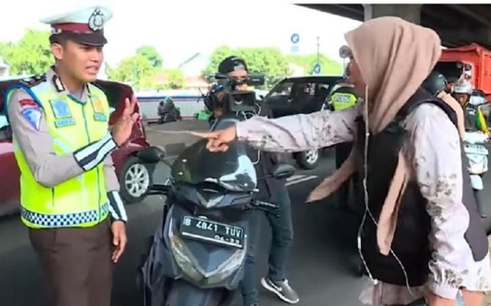 Video Emak Emak Berteriak Histeris Ogah Ditilang Polisi Viral Netizen Borgol Mulutnya Biar Gak Teriak