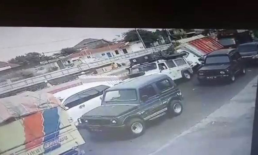 Viral Video Detik-Detik Truk dan Land Rover Terperosok di Underpass Kentungan Viral Video Detik Detik Truk dan Land Rover Terperosok di Underpass Kentungan