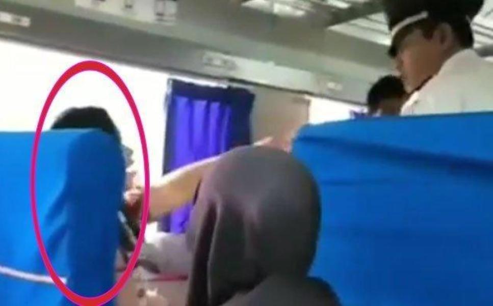 Viral Video Emak Emak Lontarkan Makian Kasar Saat Tiket Hendak Diperiksa Petugas KA