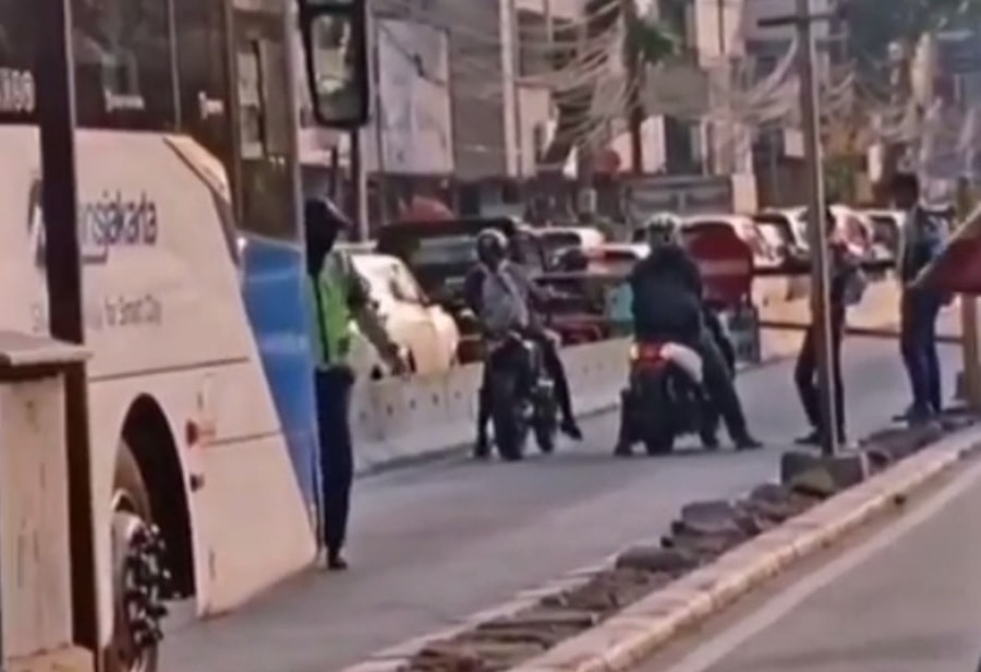 Viral Video Pengendara Motor Ngotot Lintasi Jalur Transjakarta Meski Dilarang Petugas