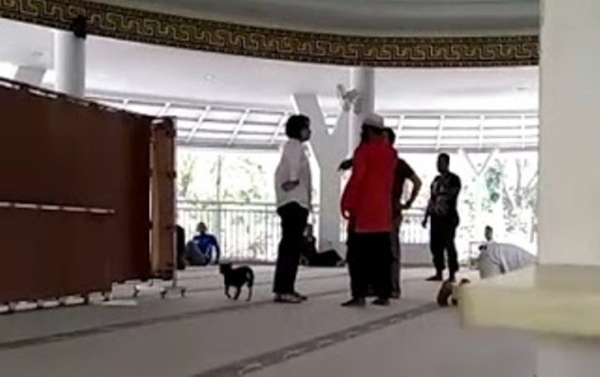 Viral Video Wanita Bawa Anjing Masuk Masjid Pakai Sandal di Bogor Viral Video Wanita Bawa Anjing Masuk Masjid Pakai Sandal di Bogor