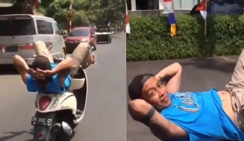 Aksi Pengemudi Motor Nekat Gas Pakai Kaki ini Bikin Gregetan Netizen Santuy Parah