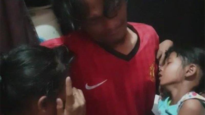 Dicampakan Sang Istri Demi Pria Lebih Kaya Tangis Pilu Su Bandi dan Anaknya Pecah