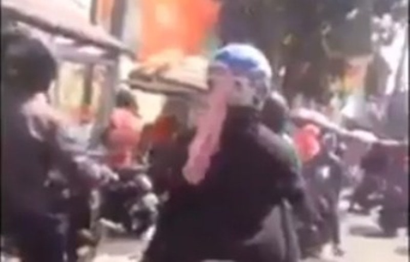 Nyangkut di Helm Pengendara Motor Pakaian Dalam Wanita ini Bikin Netizen Gagal Fokus