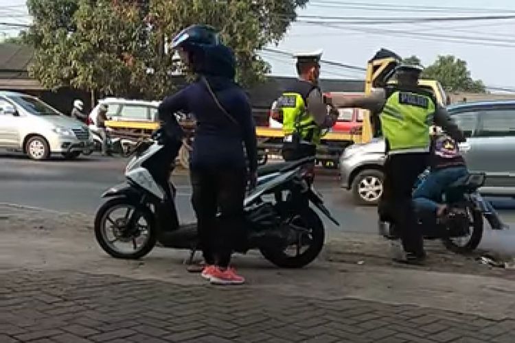 Video Polisi Tendang Pengendara Motor RX King Viral Begini Kronologi Sebenarnya