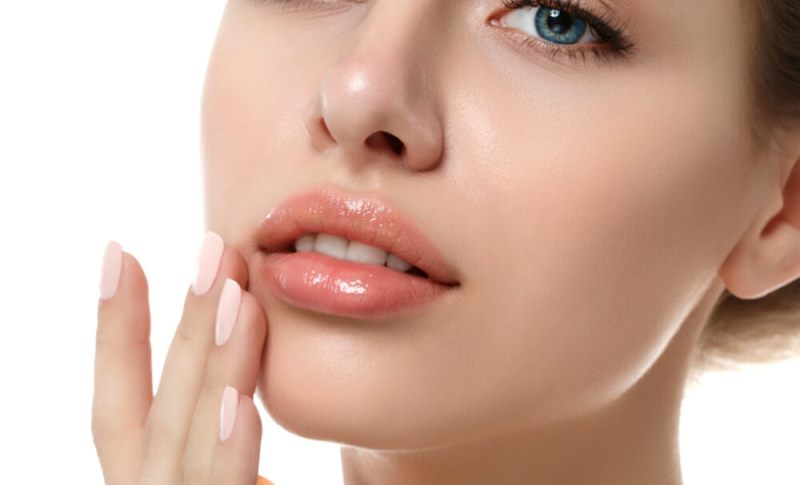 6 Cara Mengatasi Bibir Kering dan Hitam Secara Alami