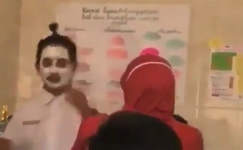 Bikin Ngakak Parah! Siswa Ini Tercyduk Guru Ketika Lagi Maskeran di Kelas Bikin Ngakak Parah Siswa Ini Tercyduk Guru Ketika Lagi Maskeran di Kelas