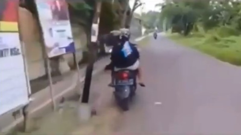 Ngantuk Saat Dibonceng Teman Nasib Apes Pemuda ini Bikin Auto Ngakak