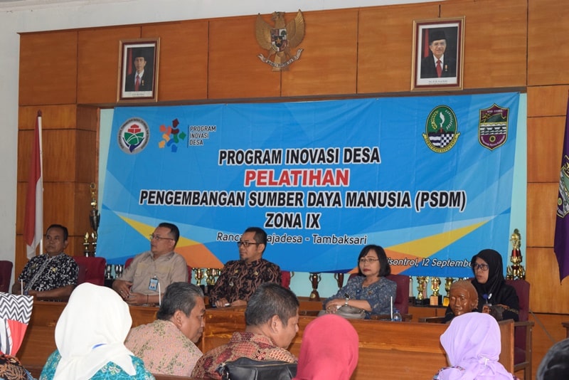 Pelatihan Kader Pembangunan Manusia di Desa Cisontrol