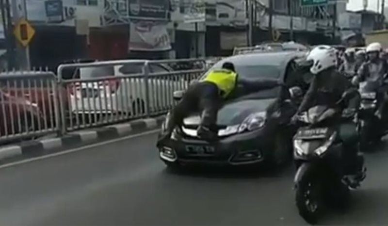 Sempat Viral Video Polisi Nempel di Kap Mobil Kini Pengemudi Akui Kesalahan dan Minta Maaf